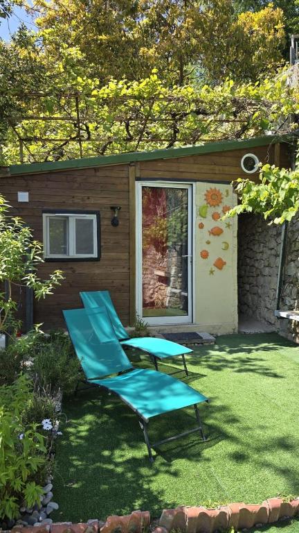a pair of chairs and a table in front of a shed at Studio à deux pas de Monaco in Roquebrune-Cap-Martin