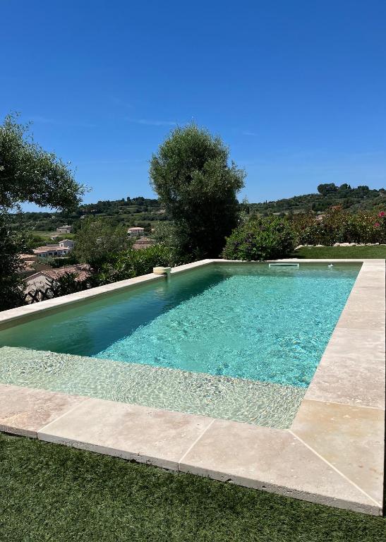 a swimming pool in the yard of a house at Le jardin Désiris - Logement indépendant avec jardin et parking privé in Pézenas