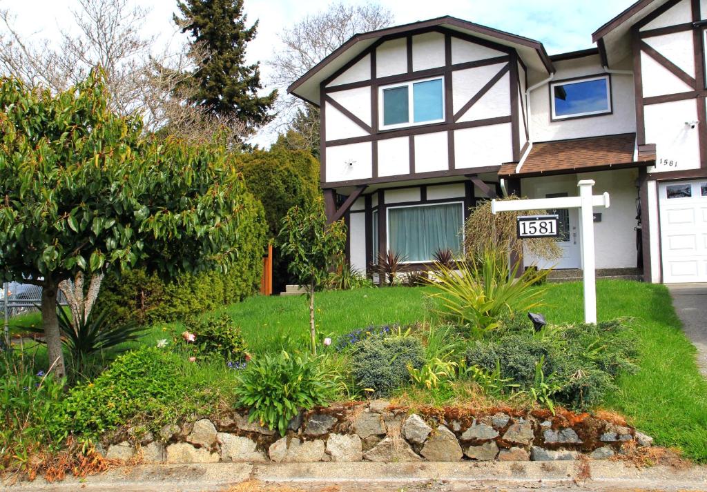 a house with a sign in the front yard at Svitanok in Victoria