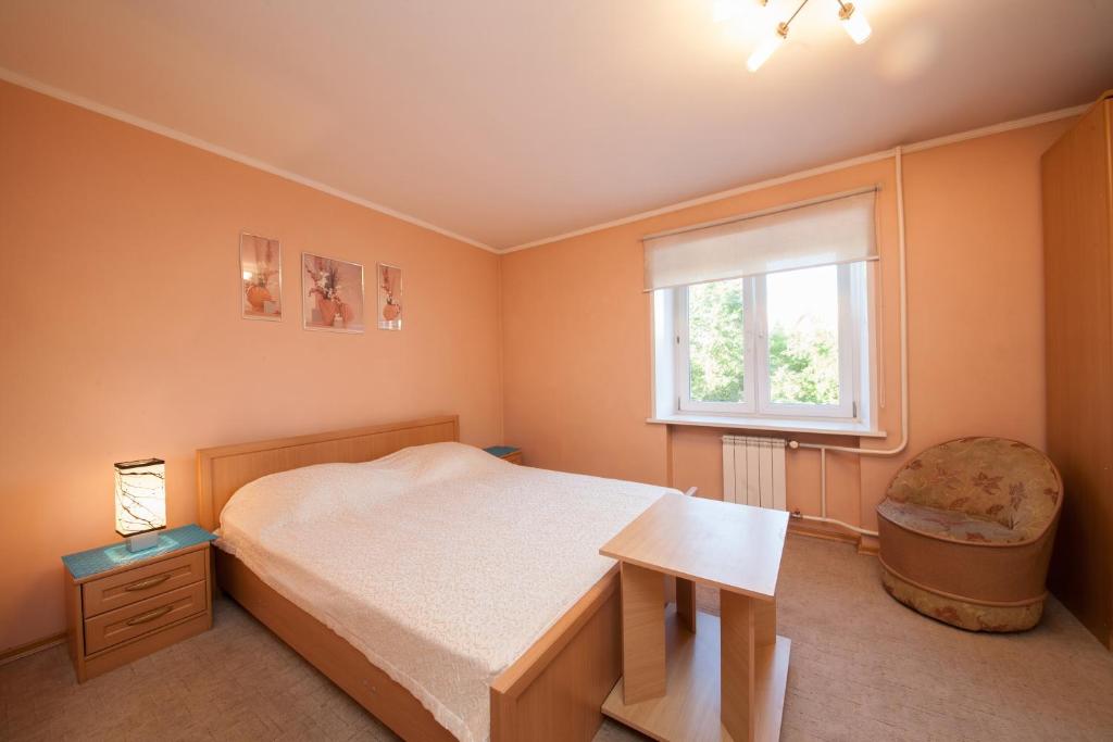 Una cama o camas en una habitación de Apartamenty na Ady Lebedevoy