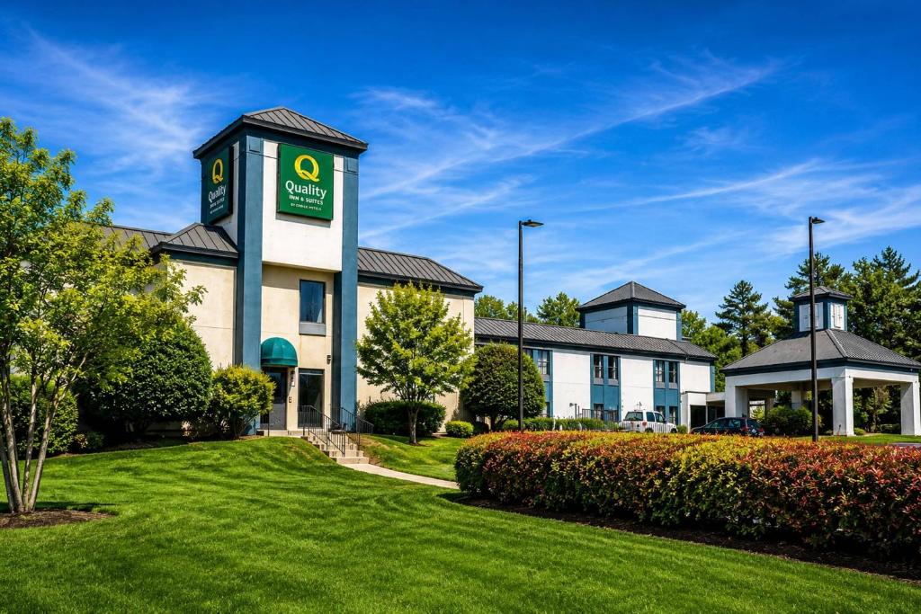a hotel with a green lawn in front of a building at Quality Inn & Suites Clemmons I-40 in Clemmons