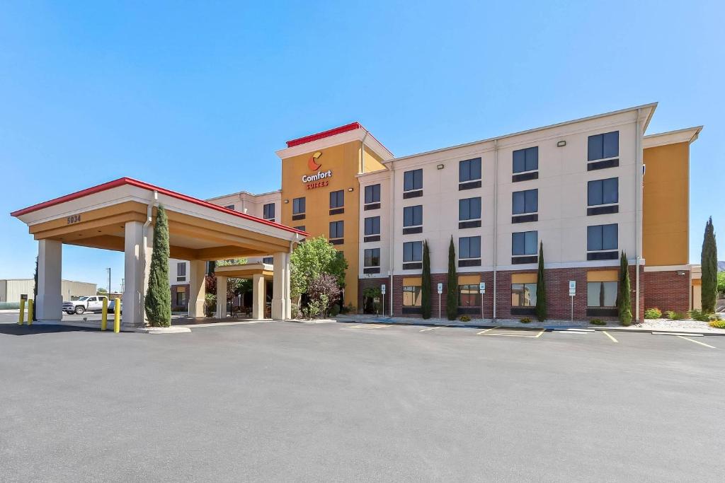 an empty parking lot in front of a hotel at Comfort Suites El Paso West in Montoya