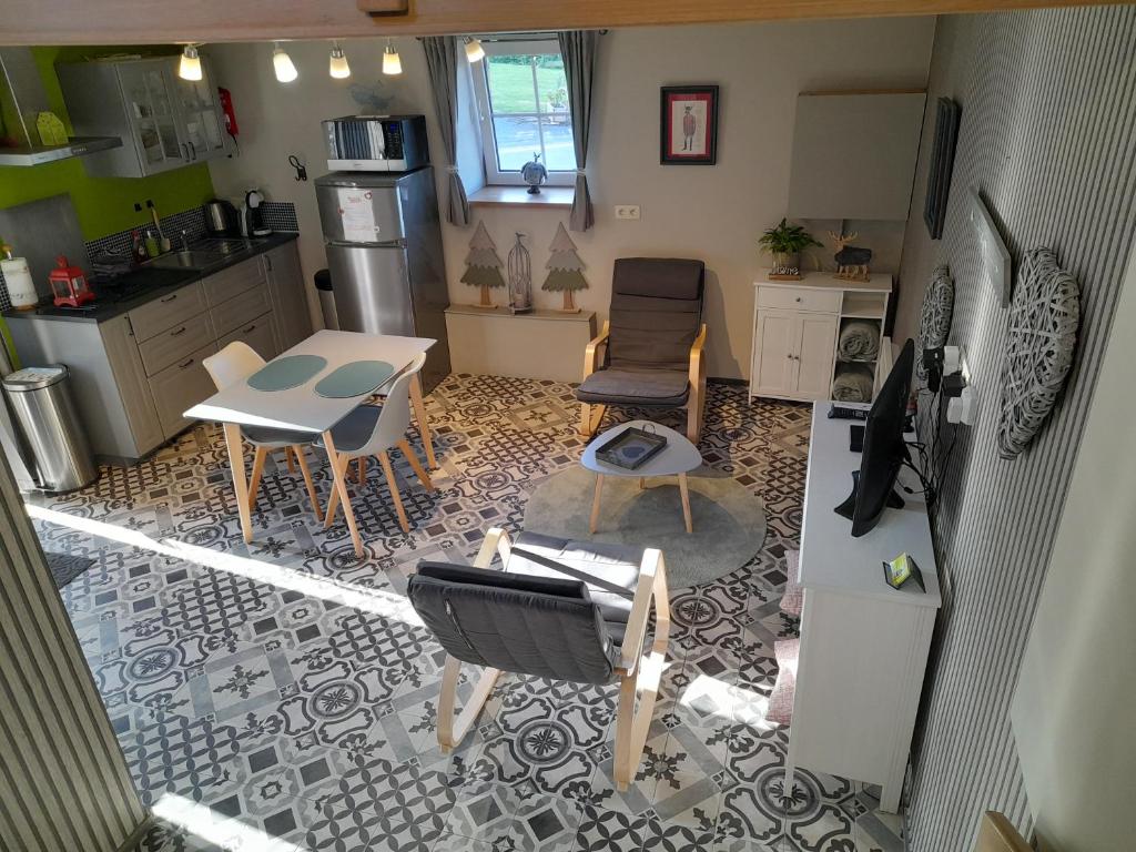 an aerial view of a kitchen with a table and chairs at Le Cerf volant in Libin