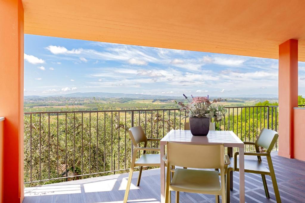 a table and chairs on a balcony with a view at Appartamento Il Nespolo in Pontedera