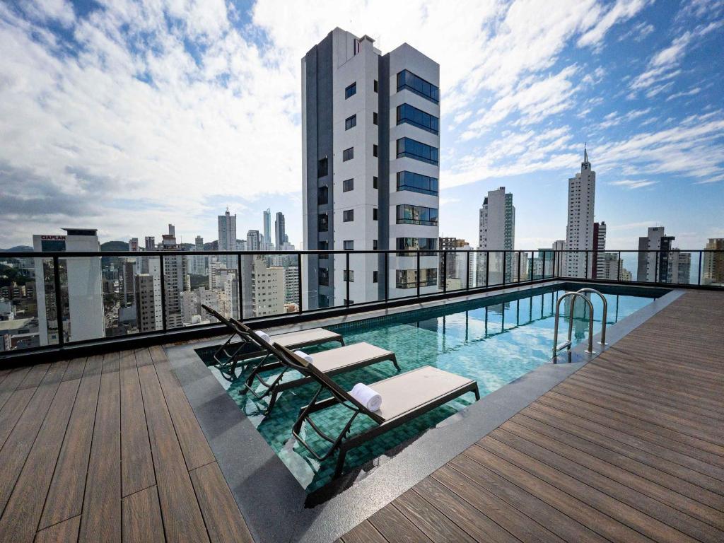 a swimming pool on the roof of a building at Ibis Budget Balneario Camboriu in Balneário Camboriú