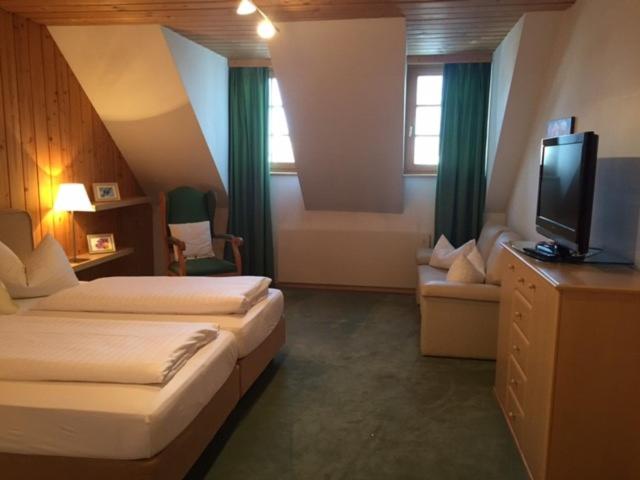 Postel nebo postele na pokoji v ubytování Landhotel Forsthof