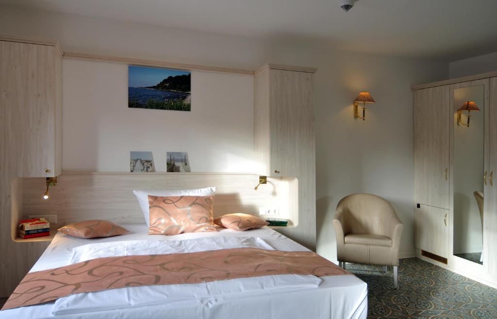 Postel nebo postele na pokoji v ubytování Hotel Haus Mönchgut
