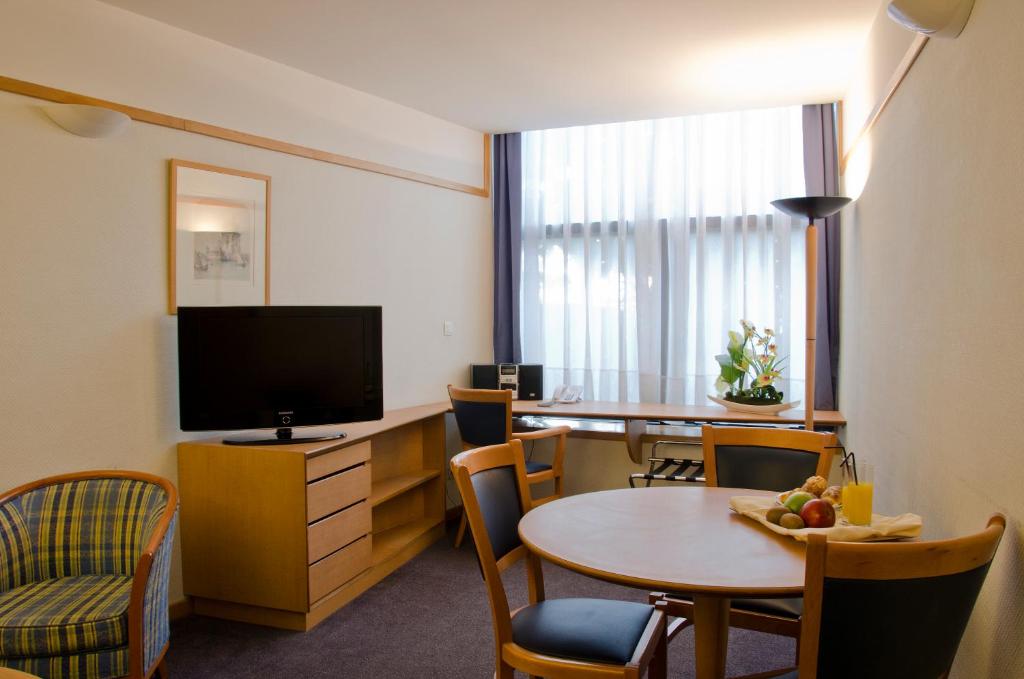 TV a/nebo společenská místnost v ubytování VIP Executive Eden Aparthotel