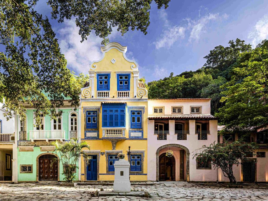 a large building with blue doors andwindows at JO&JOE Rio Largo do Boticario in Rio de Janeiro