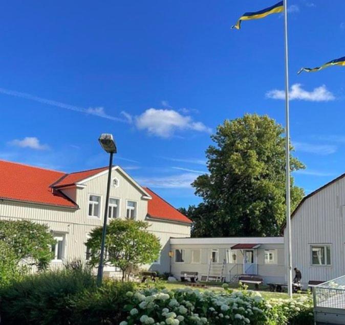 a house with a red roof and a flag at Dagöholm Gård in Valla