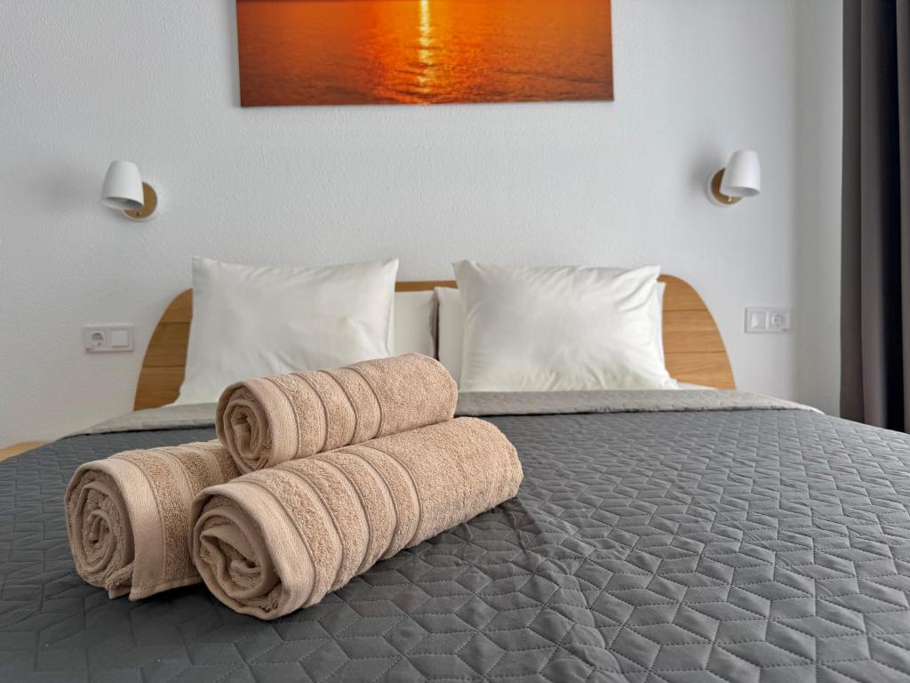 ein Schlafzimmer mit einem Bett, auf dem Handtücher liegen in der Unterkunft Sagra Hotel in Alicante