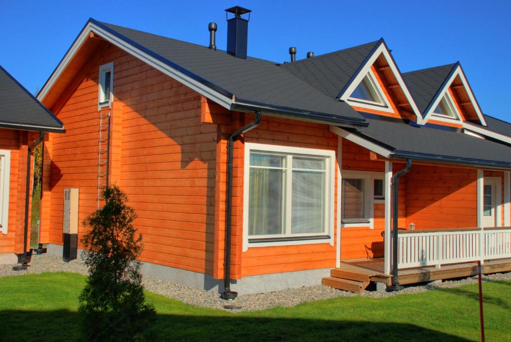 a home with an orange house with a black roof at Tenutahko in Tahkovuori