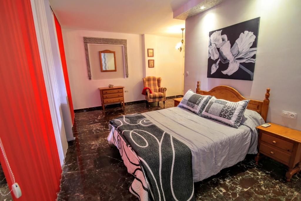 Tempat tidur dalam kamar di Apartamentos Turísticos La Fonda