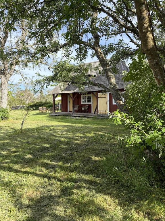 Charming Countryside Cottage at Katthamra Gård