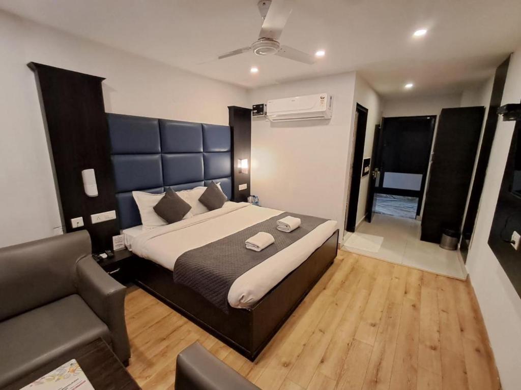 a bedroom with a large bed and a couch at Hotel Chandigarh Grand in Chandīgarh