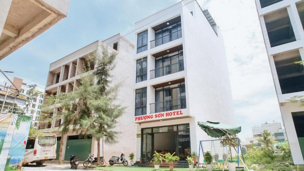 a building with a sign that reads hunter mars hotel at Phượng Sơn Hotell in Sầm Sơn