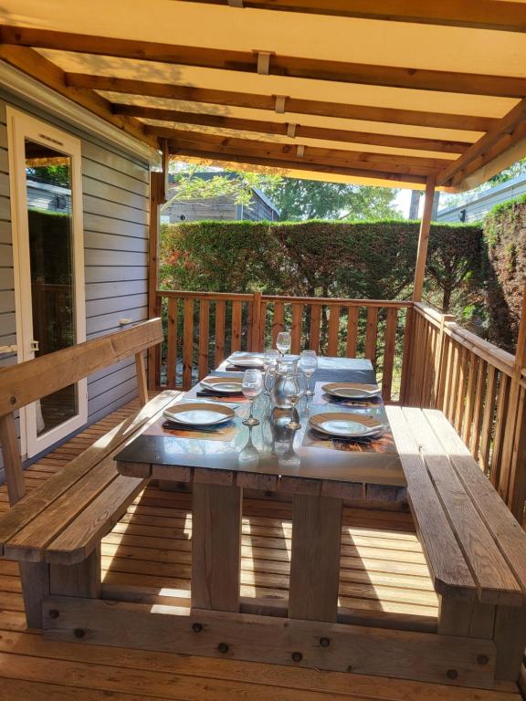 a wooden table on the deck of a cabin at Ocean Lodge Messanges in Messanges