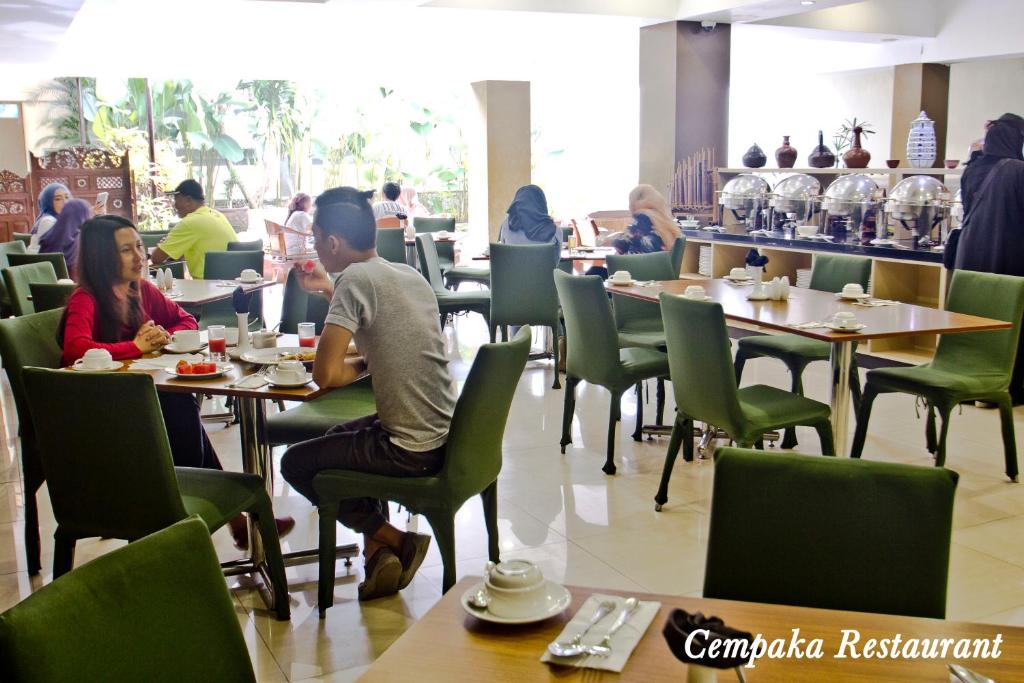 Restaurace v ubytování De Batara Hotel