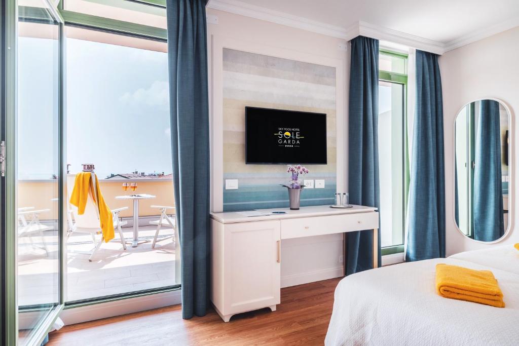 Sky Pool Hotel Sole Garda - 湖景高级双人或双床间 - 带露台