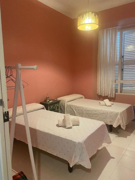 Preciosas habitaciones dobles con aire acondicionado y terraza en zona Capuchinos cerca del centro de Málaga