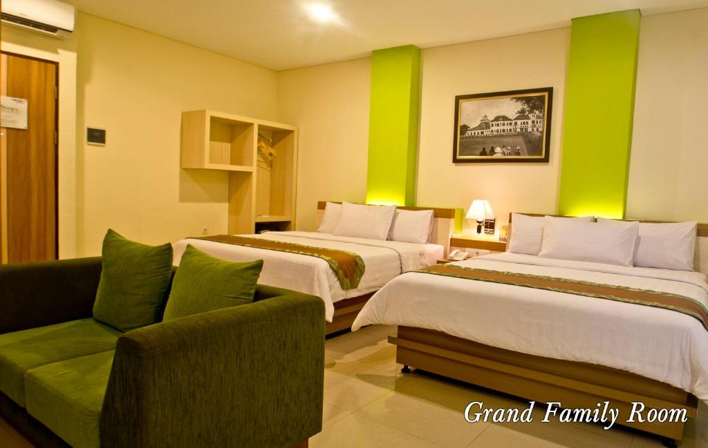 Postel nebo postele na pokoji v ubytování De Batara Hotel