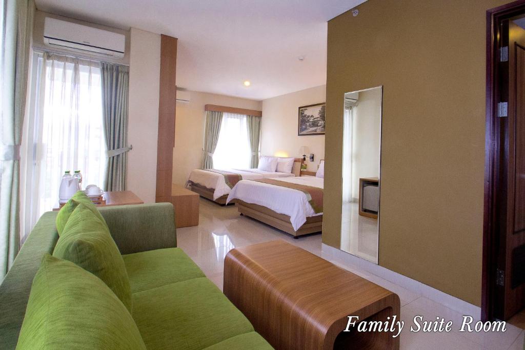 Postel nebo postele na pokoji v ubytování De Batara Hotel
