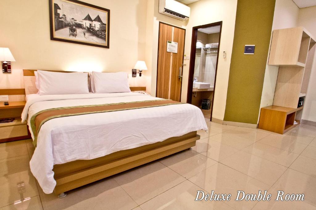 Postel nebo postele na pokoji v ubytování De Batara Hotel