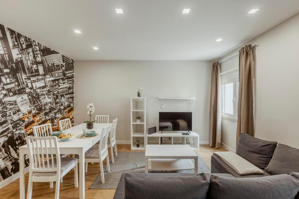 a living room with a couch and a table at 2-bedroom Gem Central Odivelas in Odivelas