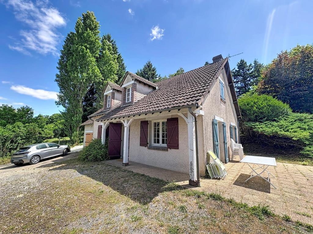 a small house with a car parked in a driveway at La Villa Santranges in Châtillon-sur-Loire