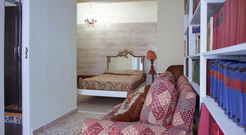 ein Wohnzimmer mit einem Sofa und einem Spiegel in der Unterkunft Casa Alessandro Casa Maria Francesca in Neapel
