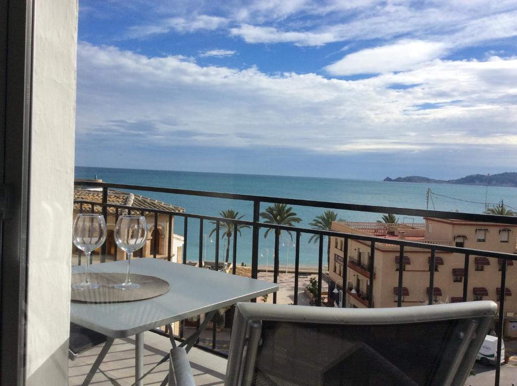 - un balcon avec une table et deux verres à vin dans l'établissement Pio X, à Jávea