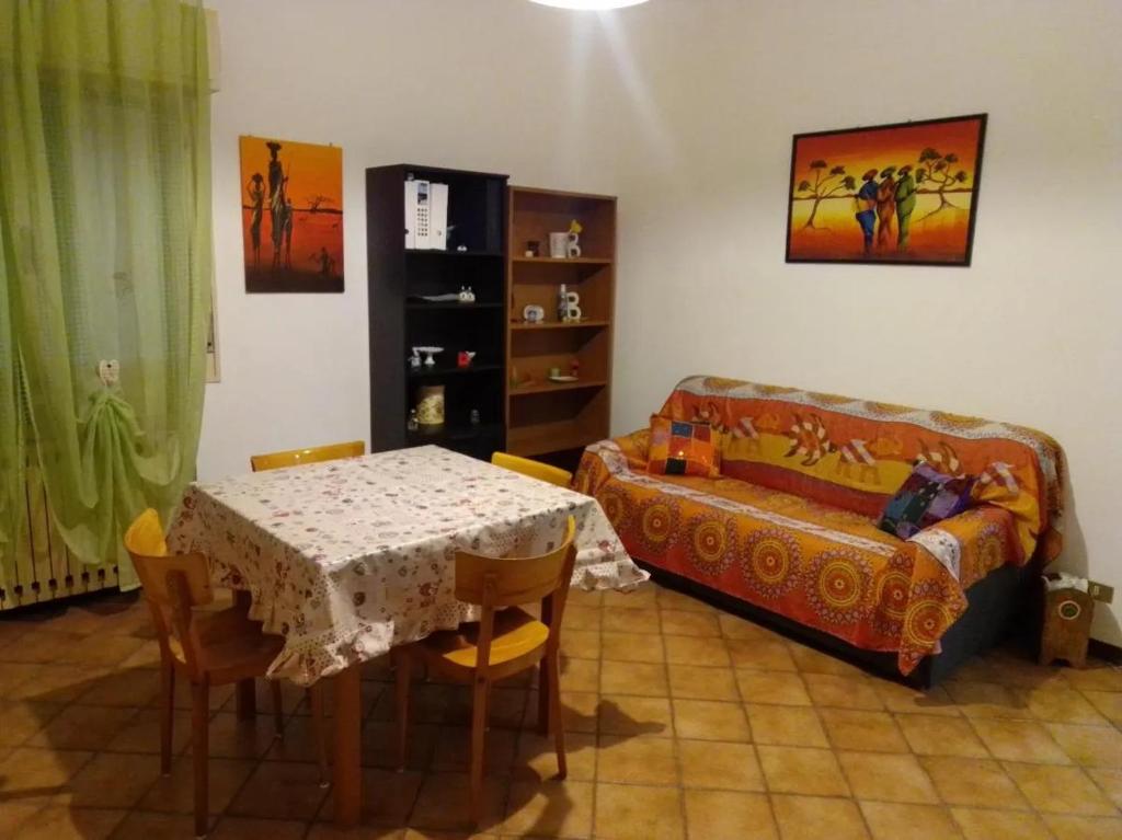 ein Wohnzimmer mit einem Tisch und einem Sofa in der Unterkunft Karibu in Modena