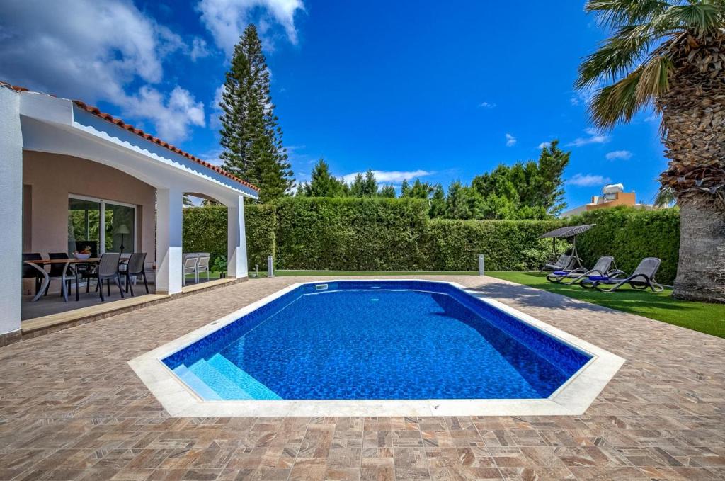 a swimming pool in the backyard of a house at Bungalow Casa Bella by Ezoria Villas in Coral Bay
