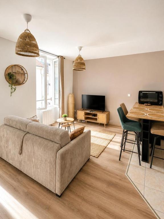 a living room with a couch and a table at Au coeur de Vernon - Appartement 4 pers - à 10min Giverny in Vernon