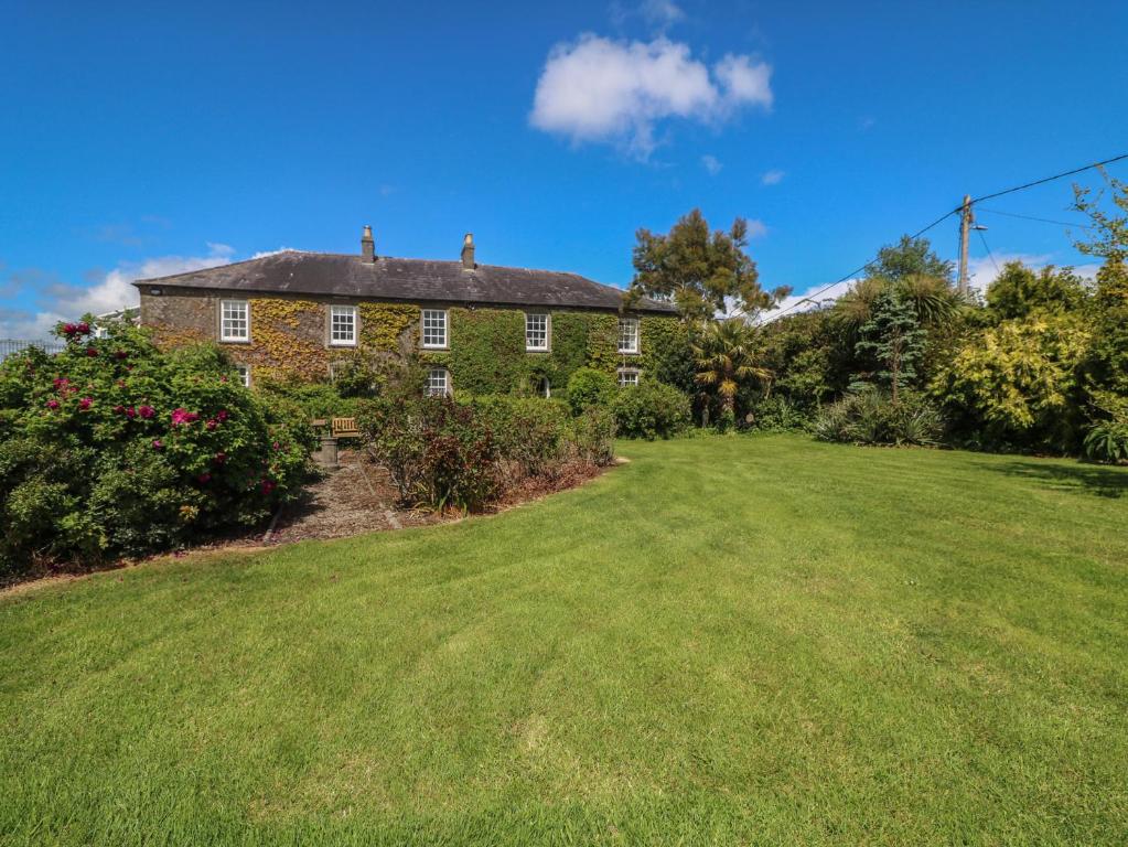 an old brick house with a large yard at Cairbre House in Dungarvan