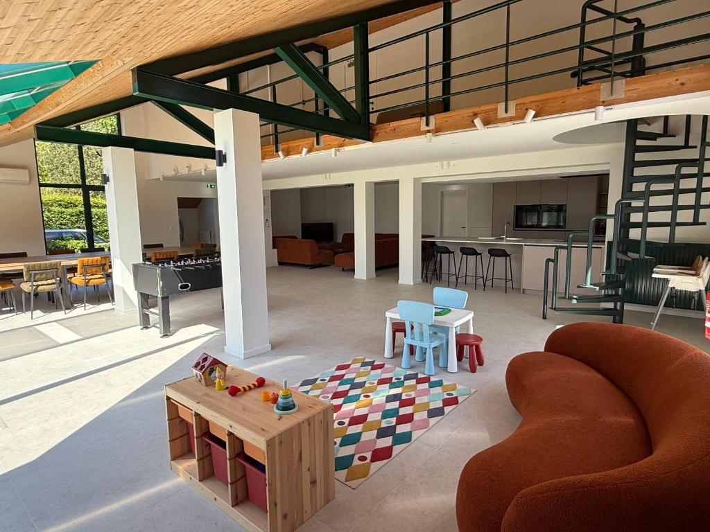 a living room with two chairs and a table at De Villadroom in Hasselt