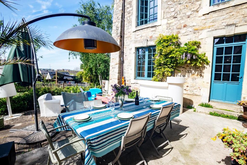 a blue and white table and chairs in a yard at Cité Plantagenêt, Jardin & piscine 24H du Mans in Le Mans