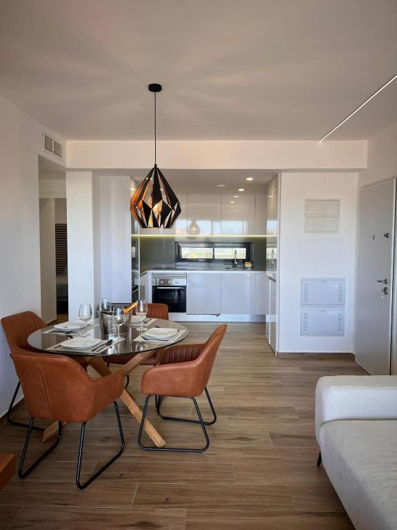 a dining room and kitchen with a table and chairs at Casa Emilia in San Javier