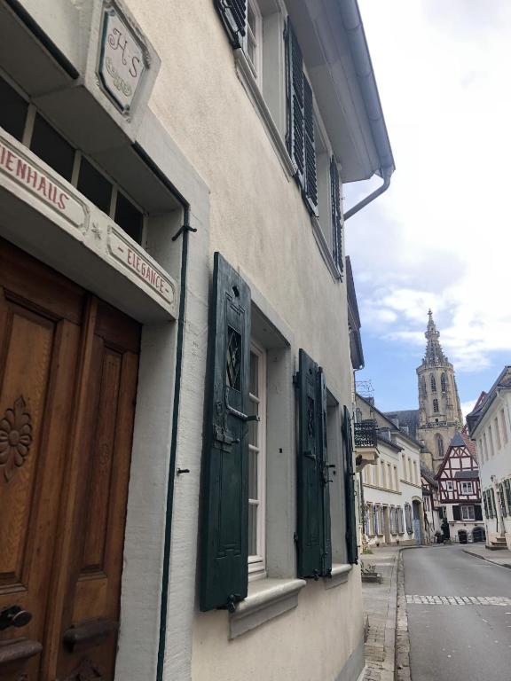 a building with green shuttered windows and a street at Altstadtmeise Elegance in Meisenheim