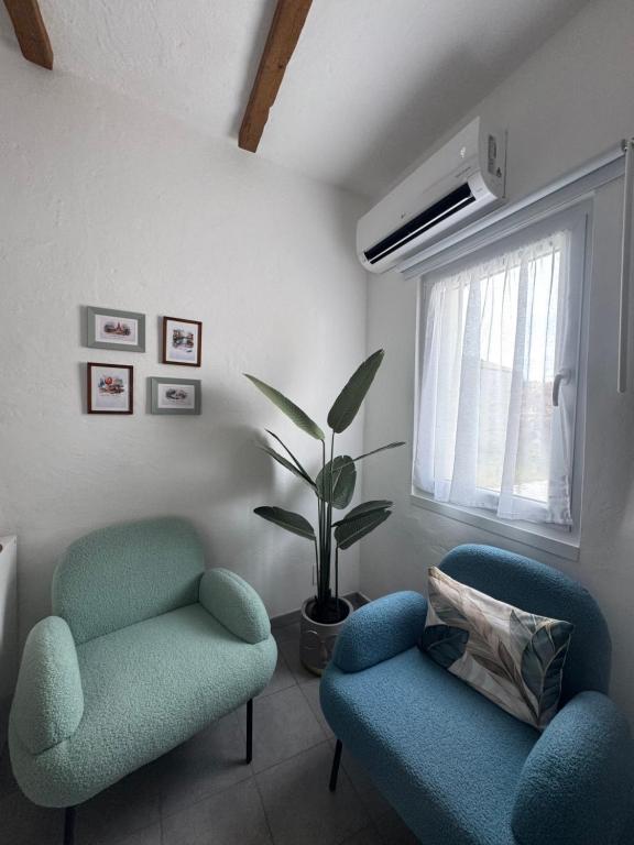 a living room with two chairs and a window at Hi Malpensa - Apartment in Case Nuove