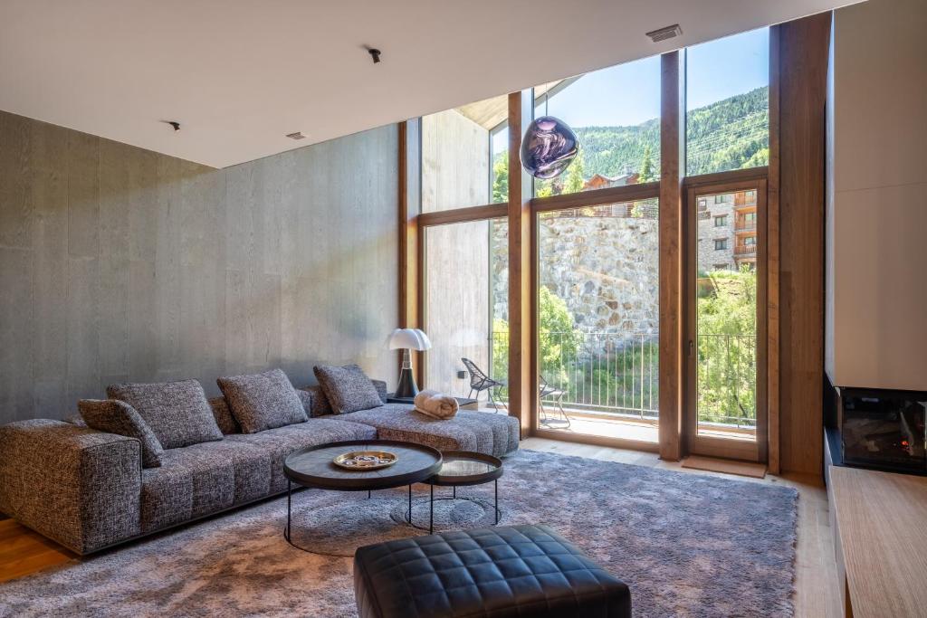a living room with a couch and a table at Isard Penthouse & Spa in El Tarter