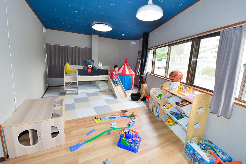 a room with a play room with toys on the floor at Re-home in Izunokuni