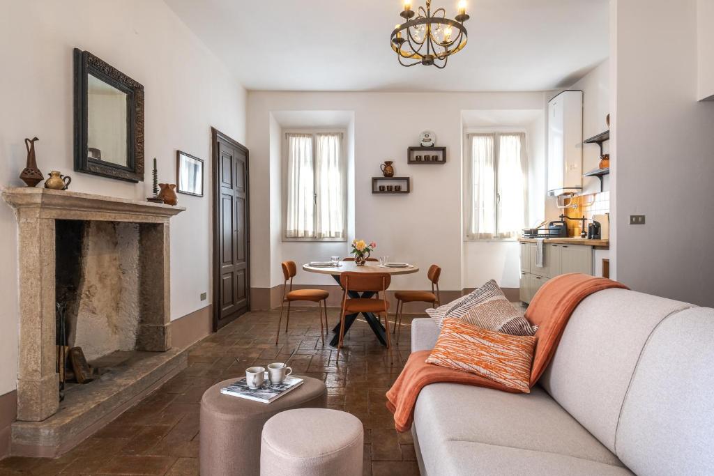 a living room with a couch and a table at Palazzo Brighenti in Pozzolengo