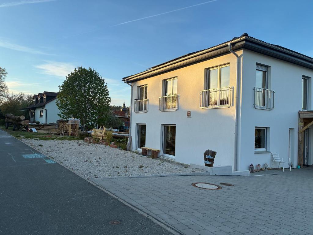 a large white house with a gravel driveway at Hedwig und Anna in Zapfendorf
