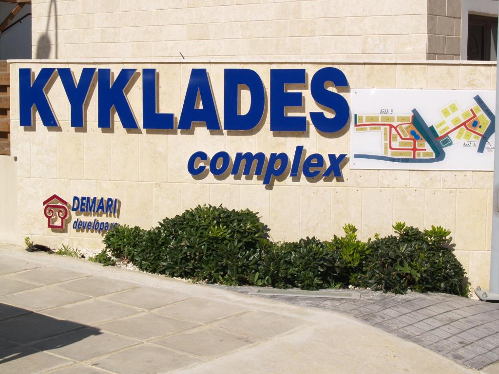 un cartello per il complesso kyladders sul lato di un edificio di Kyklades Resort & Spa a Paralimni