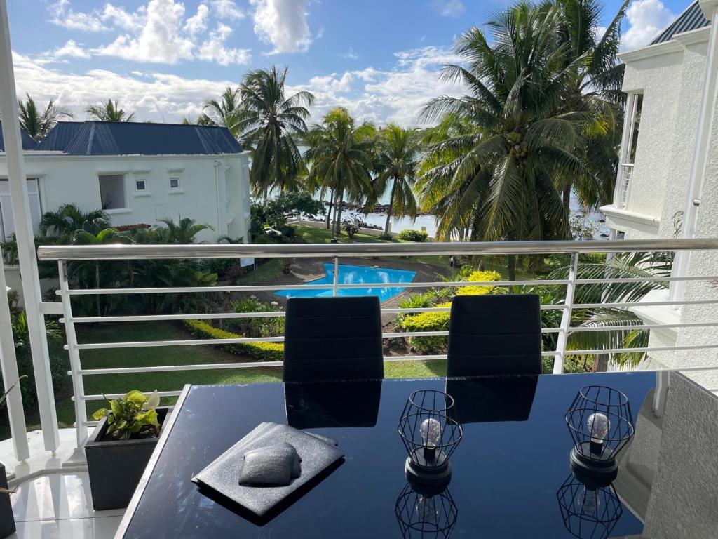 a view of a balcony with a table and chairs at Résidence îlot in Grand-Baie