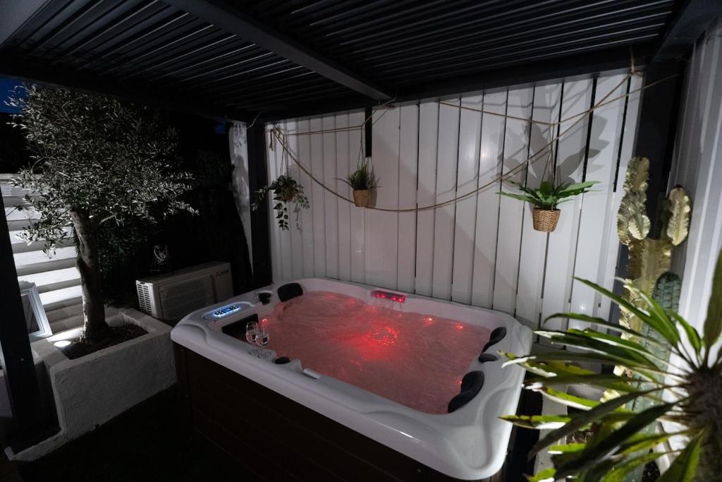 Jacuzzi Privé & Cinéma - Maison Romantique