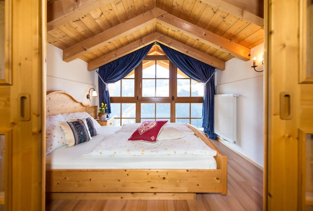 a bed in a room with a large window at Unterkehrhof in Laion