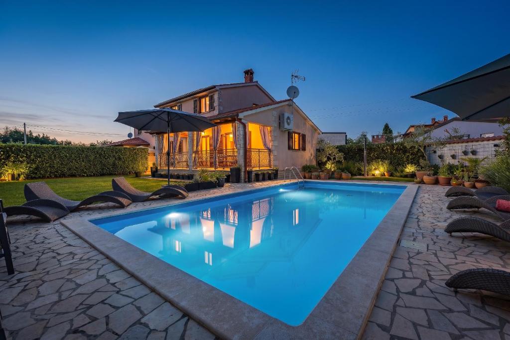 Villa Mia & Iva for 6 plus 2 people near Poreč with private pool & kids playground - pet friendly