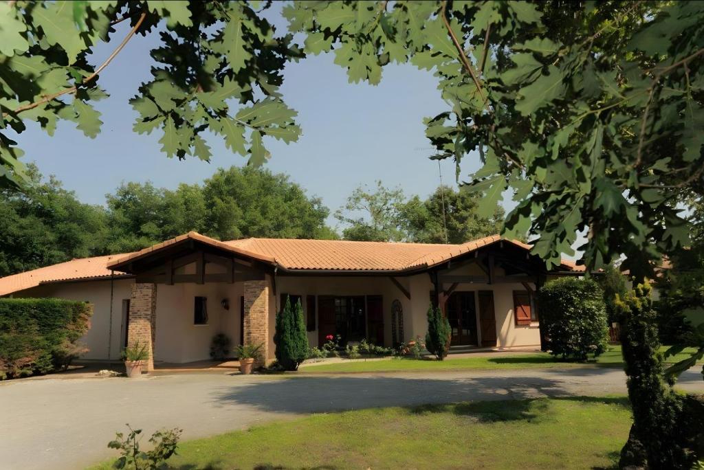 a house with a tile roof at Les Anthémis in Gujan-Mestras
